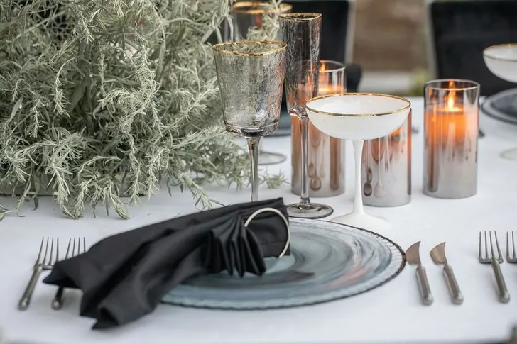 Зеркальный сет за прямоугольным столом