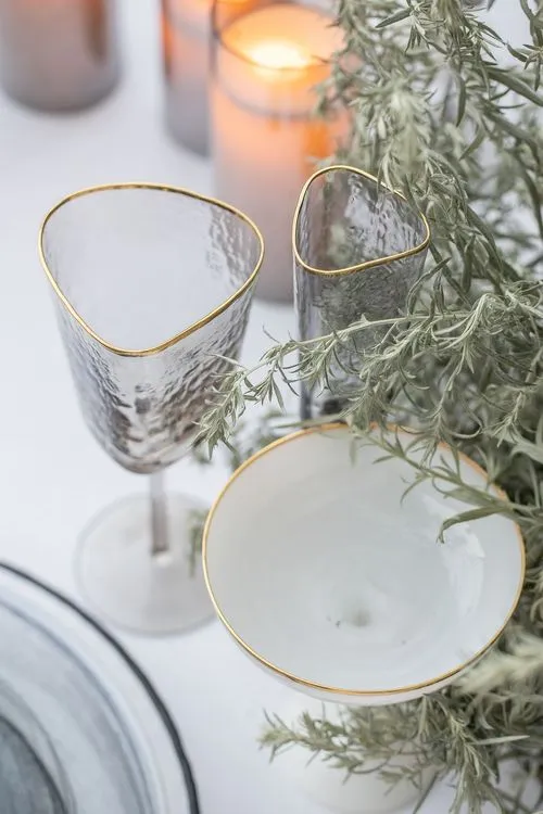 Зеркальный сет за прямоугольным столом