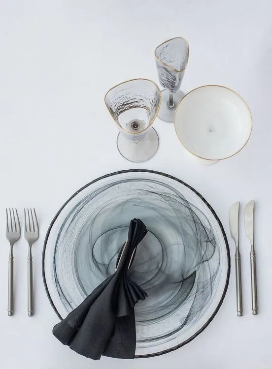 Зеркальный сет за прямоугольным столом