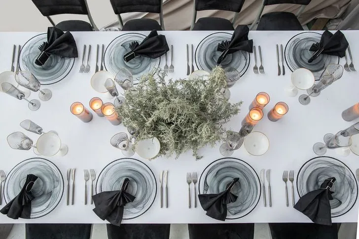 Зеркальный сет за прямоугольным столом