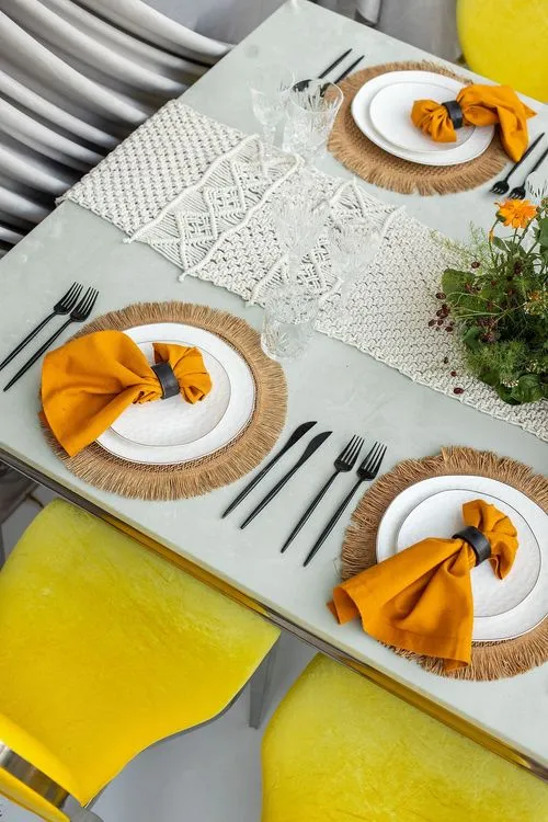 Желто-оранжевый сет за прямоугольным столом