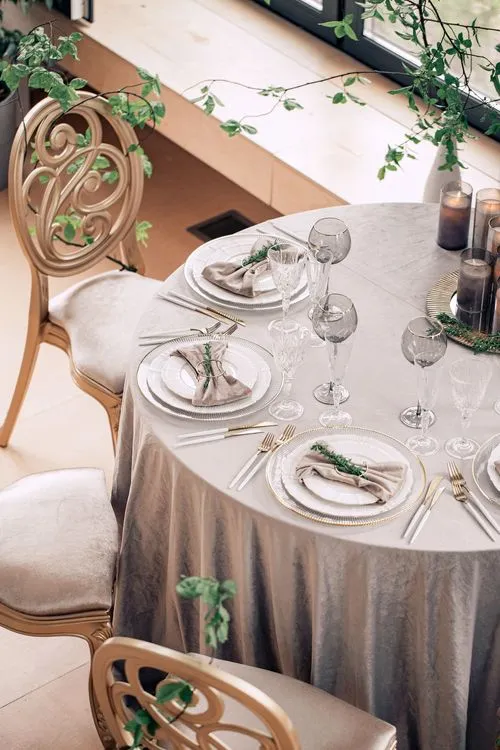 Жемчужно-серый сет за круглым столом