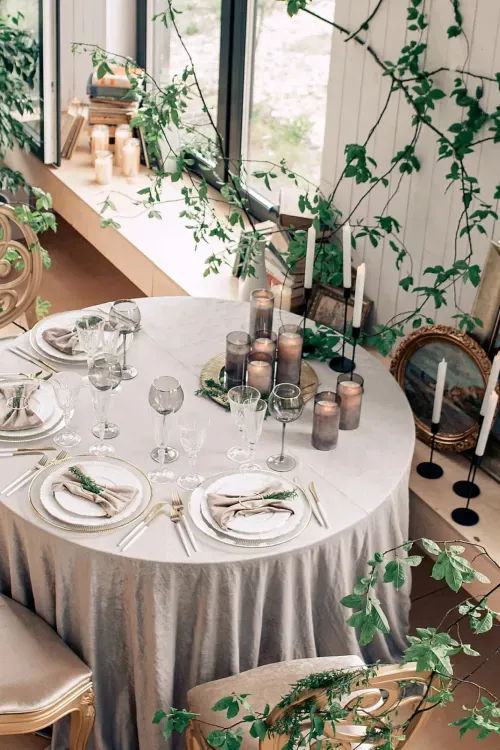 Жемчужно-серый сет за круглым столом