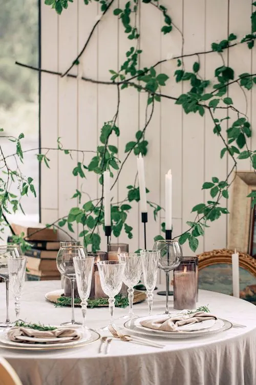 Жемчужно-серый сет за круглым столом