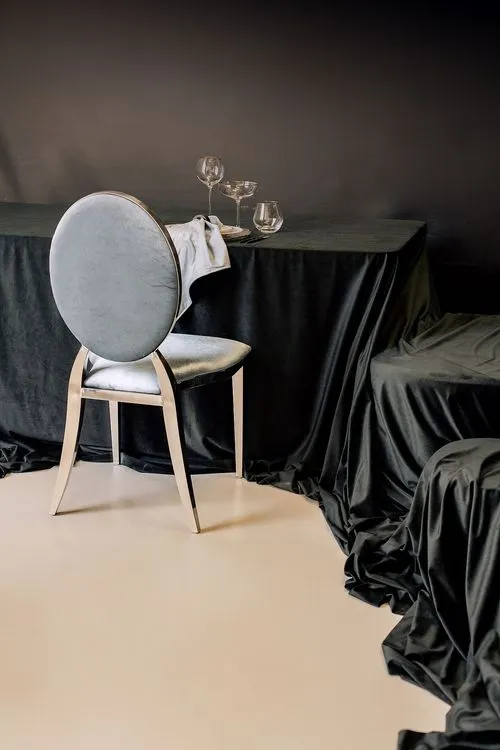 Жемчужно-синий за прямоугольным столом