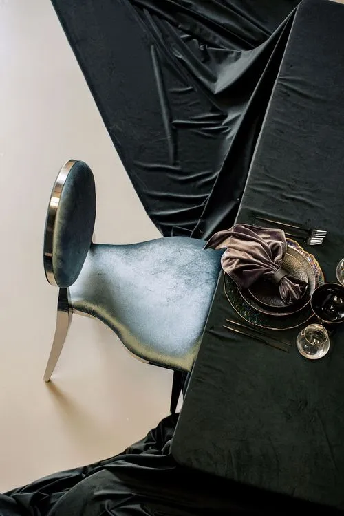 Жемчужно-синий за прямоугольным столом